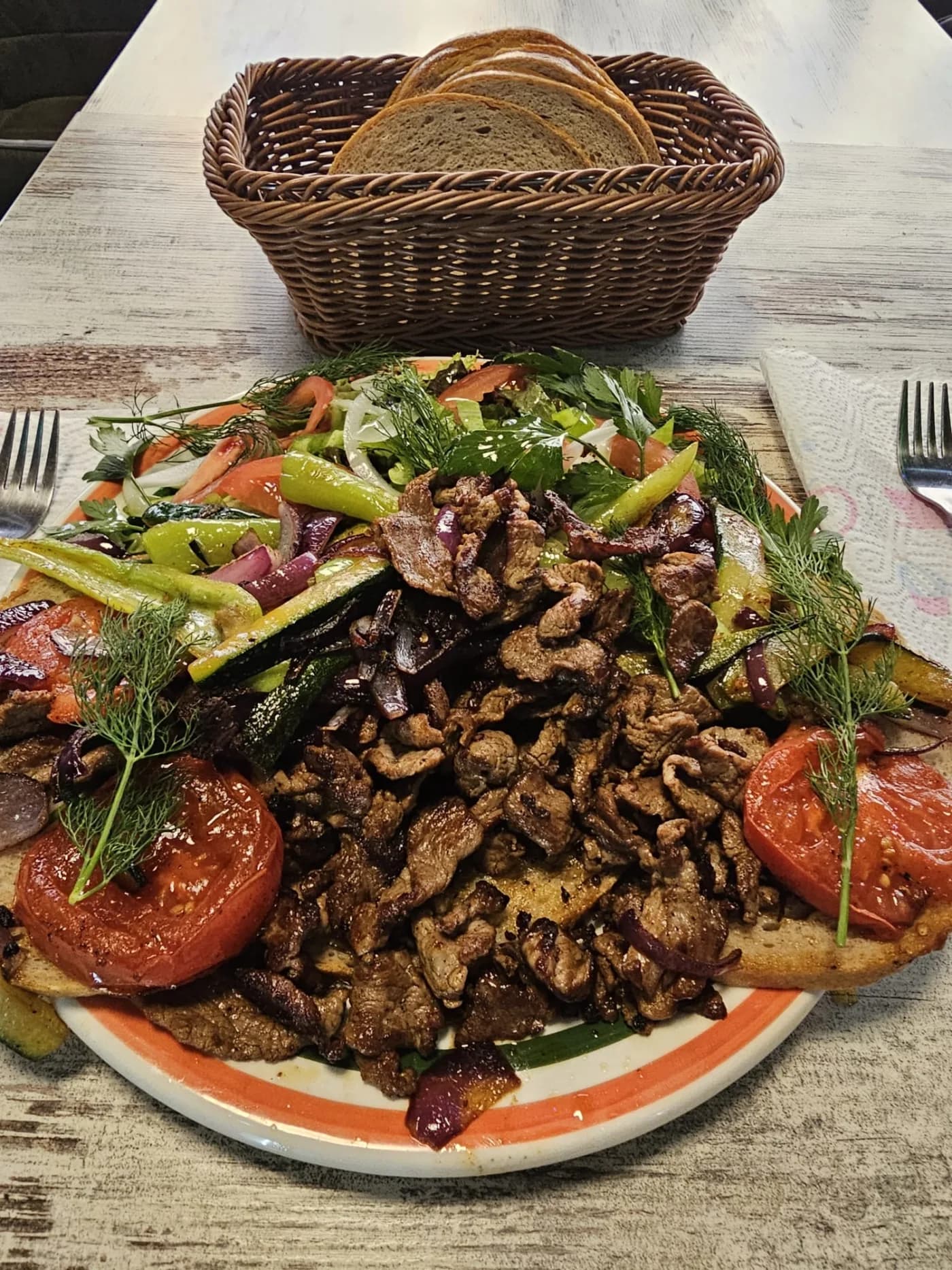 Große angerichtete Fleisch- und Gemüseplatte