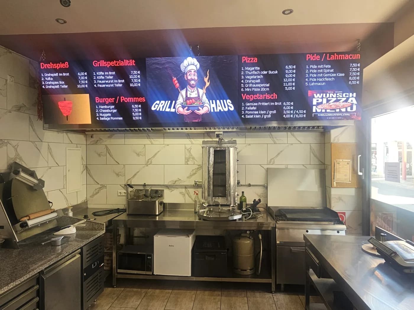 Offene Küche und Speisekarte im Grillhaus 214